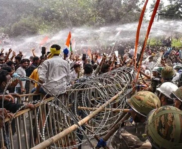 లాఠీచార్జ్‌పై విద్యార్థుల ఆగ్రహం