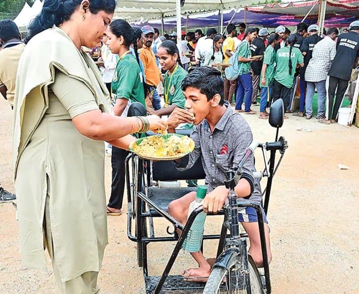ఆకలన్నాడు.. అమ్మలా తినిపించారు
