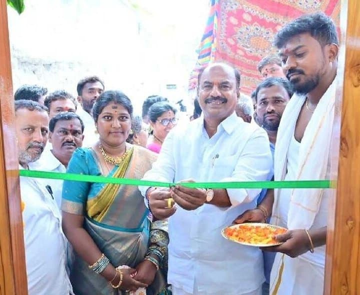 ఇందిరమ్మ ఇంటిని ప్రారంభించిన ఎమ్మెల్యే