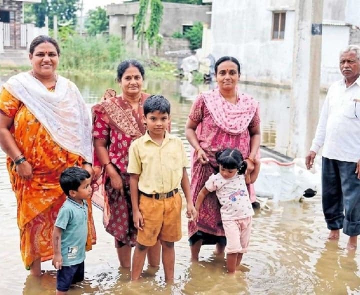 గుడివాడ హౌసింగ్ కాలనీ జలమయం - Udayam