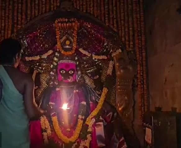 మహాలక్ష్మి అవతారంలో నల్ల పోచమ్మ దర్శనం - Udayam