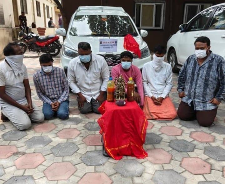 నకిలీ విగ్రహం, రాయితో మోసం