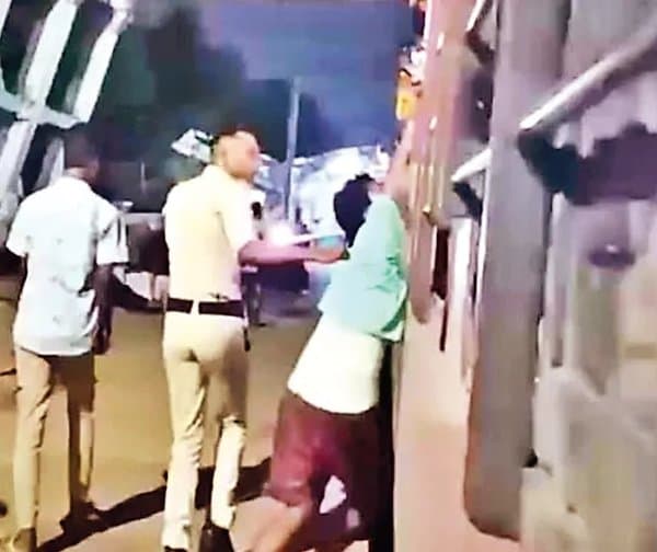 కిటికీకి వేలాడిన దొంగ: అరెస్ట్