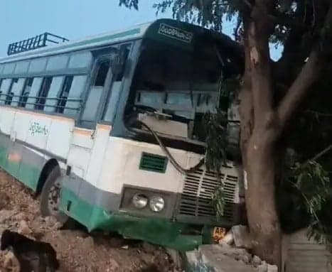 గార్గేపురంలో బస్సు బోల్తా