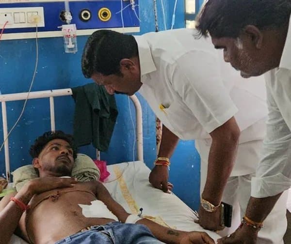 మంత్రాలయం: గాయపడిన కార్యకర్తలను పరామర్శించిన రాఘవేంద్ర రెడ్డి
