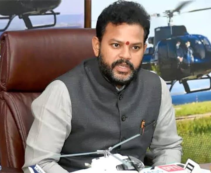 విశాఖ విమానాశ్రయ సేవలు కొనసాగుతాయి