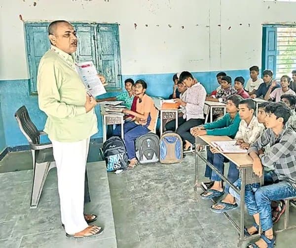 500 మంది విద్యార్థులు.. ఒక్కరే హిందీ టీచర్