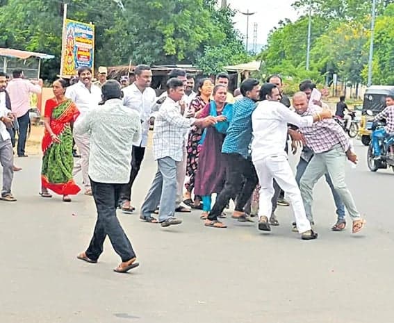 పులివెందులలో ఎన్నికల రిగ్గింగ్‌కు కుట్ర ఆరోపణలు - Udayam