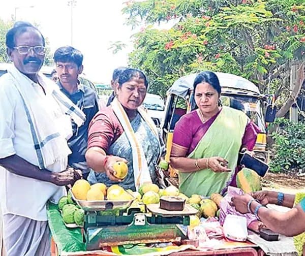 మంత్రి సీతక్క ఆప్యాయ పలకరింపు.. పండ్ల విక్రయం - Udayam Digital