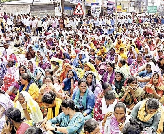 ఫీల్డ్‌ అసిస్టెంట్ల భారీ ధర్నా