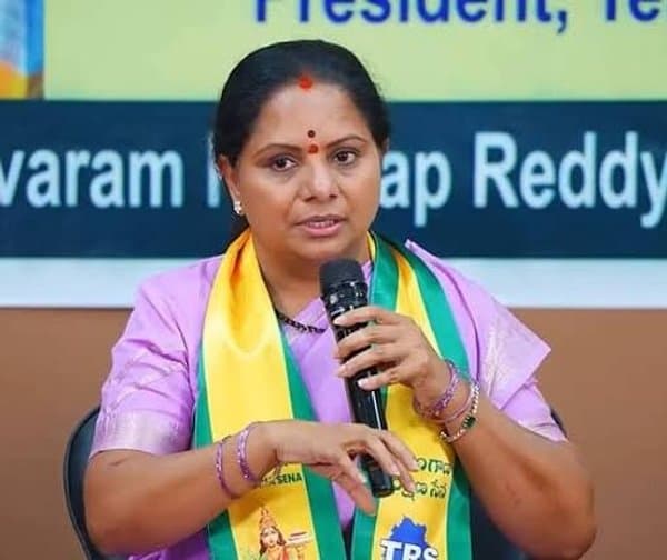 తీవ్ర ఉద్రిక్తత.. రోడ్డుపై పడిపోయిన కవిత.