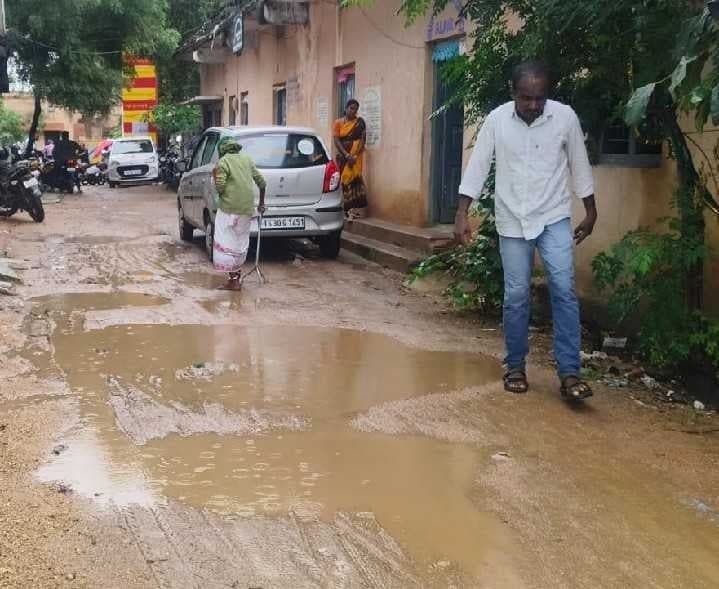 ఆలేరు పోస్టాఫీసు దారిలో పెన్షన్‌దారుల ఇబ్బందులు - Udayam