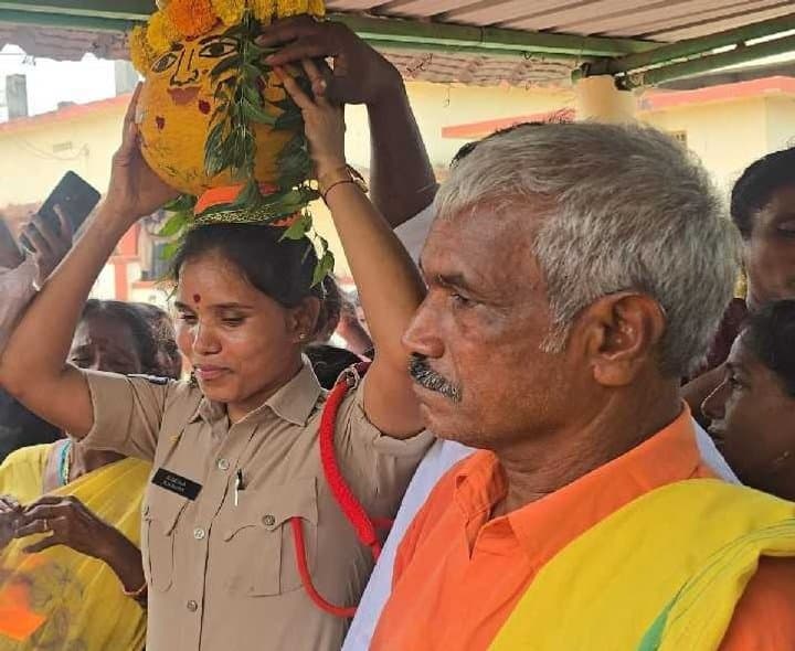 ముత్యాలమ్మ జాతరలో బోనం ఎత్తిన మహిళా SI