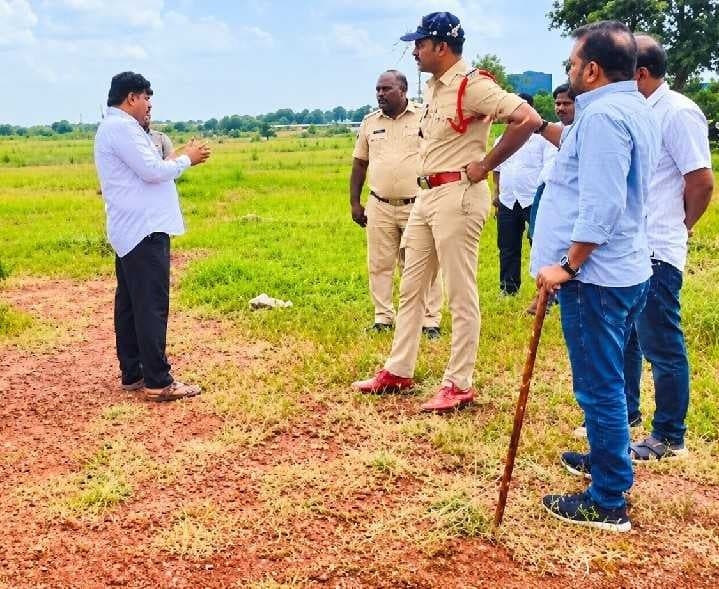 మీర్జాపూర్‌లో భూవివాదంపై రెవెన్యూ పరిశీలన - Udayam