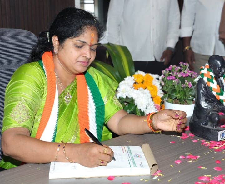 రంగారెడ్డి జిల్లా డీసీసీ అధ్యక్షురాలిగా పారిజాత బాధ్యతల స్వీకరణ