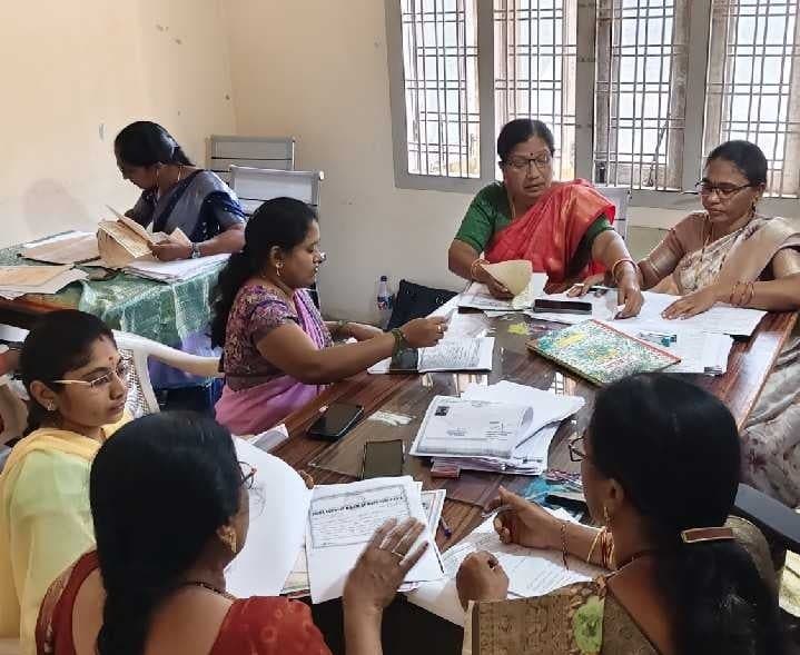 పరకాలలో అంగన్‌వాడీ పోస్టుకు సర్టిఫికెట్ల పరిశీలన - Udayam