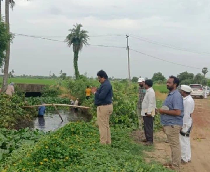 పంట కాల్వల పూడికతీత పనుల పరిశీలన
