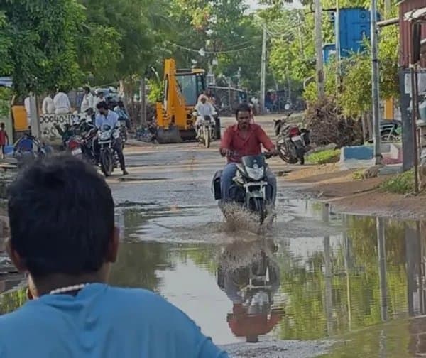 పెద్దకడబూరు: జలమయమైన రహదారి - Udayam Digital