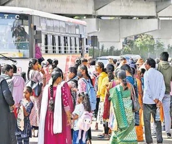 బస్సుల కొరతతో ప్రయాణికుల అవస్థలు