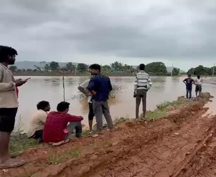 గోదావరి వరదలో చిక్కుకున్న 30 మంది కార్మికులు