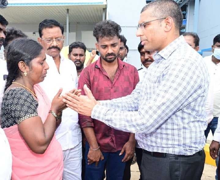 టిల్ పరిశ్రమ బాధితులను పరామర్శించిన కలెక్టర్ - Udayam