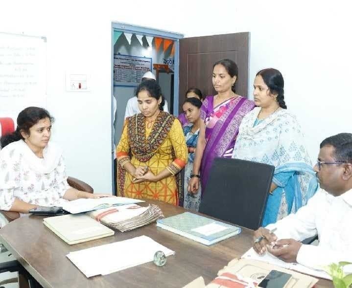 సఖి సెంటర్‌ను ఆకస్మికంగా సందర్శించిన కలెక్టర్ - Udayam