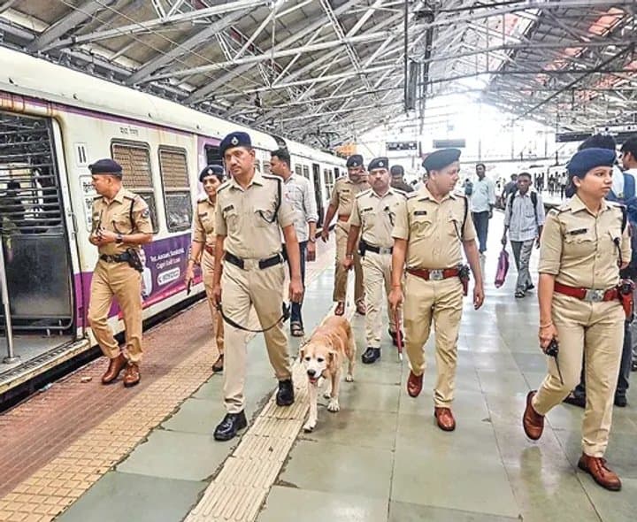 ముంబయిలో పేలుళ్ల హెచ్చరిక