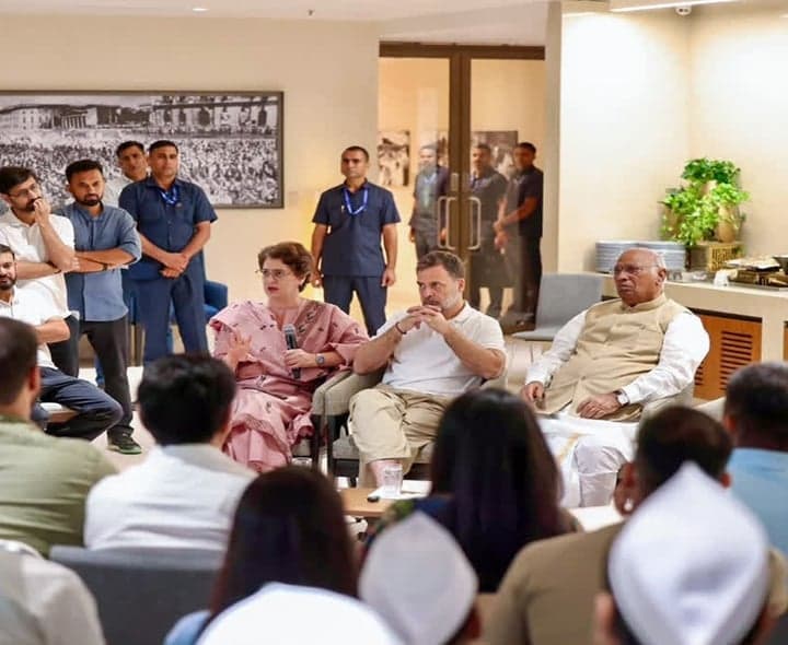 కాంగ్రెస్ యువజన నేతలతో ఖర్గే, రాహుల్ భేటీ