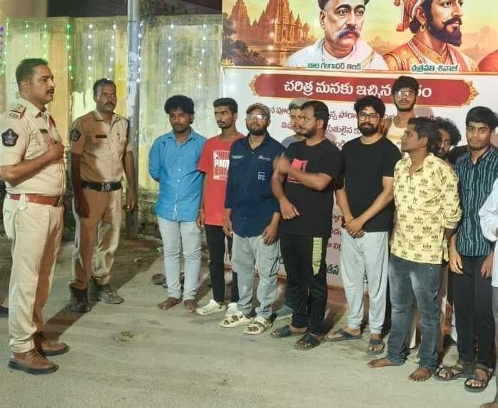 పల్లె నిద్రతో పోలీసుల భద్రతా చర్యలు - Udayam