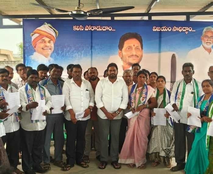 వీరులపాడు వైసీపీ అభ్యర్థులకు బీ-ఫారాల అందజేత - Udayam