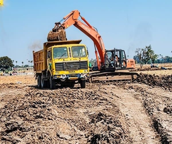 సాగు భూమిలో అక్రమ ప్లాట్లు - Udayam Digital