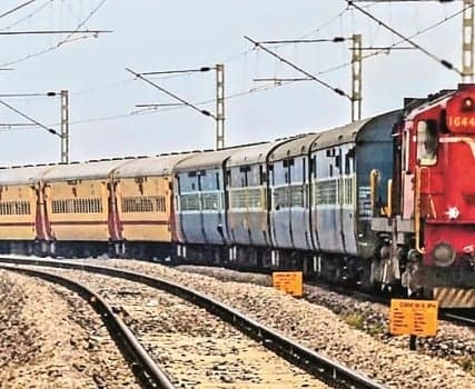 పండగ వేళ రైళ్లలో రద్దీ