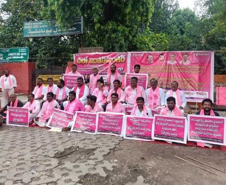 స్థానికులకు 80% ఉద్యోగాలు ఇవ్వాలి: బీఆర్‌ఎస్