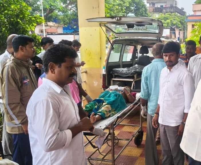 పస్రా వద్ద బస్సు–బొలెరో ఢీ - Udayam