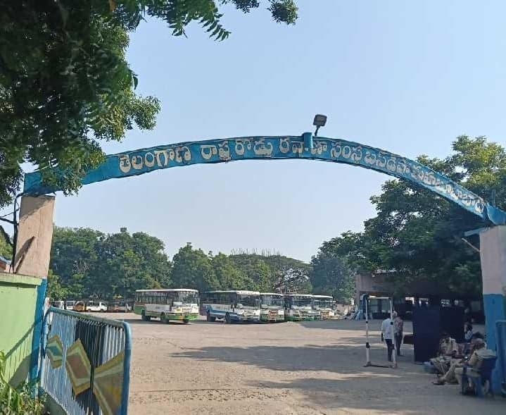 మహబూబాబాద్‌ ఆర్టీసీ డిపోలో పోలింగ్‌ - Udayam