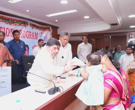 లబ్ధిదారులకు డబుల్ బెడ్‌రూమ్ ఇళ్ల పట్టాలు పంపిణీ
