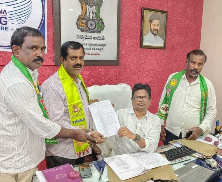 సీలింగ్‌ భూమిని కాపాడాలని ఫిర్యాదు - Udayam