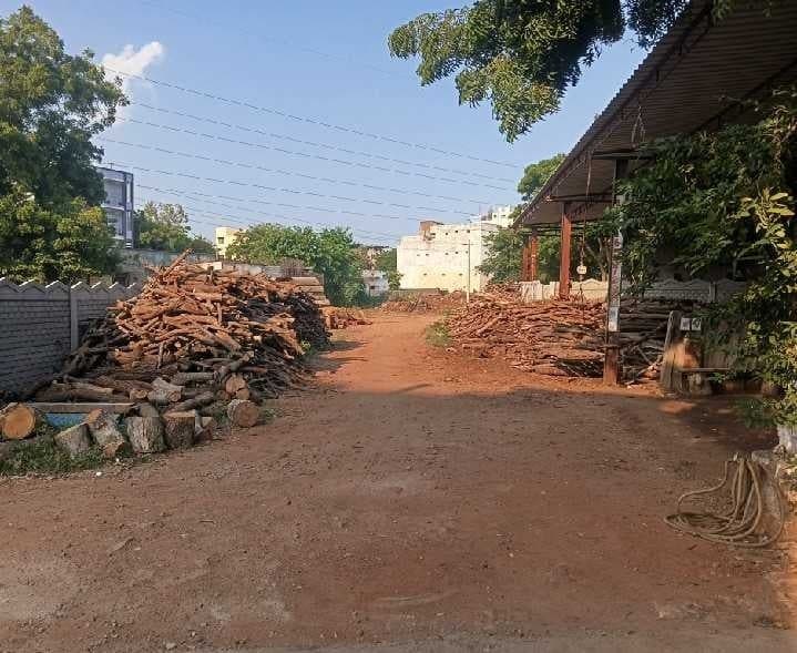 ఇబ్రహీంపట్నంలో రోడ్డుపై కలప నిల్వ - Udayam