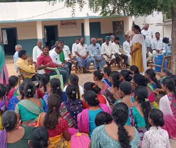ప్రభుత్వ పాఠశాలకే పిల్లలు