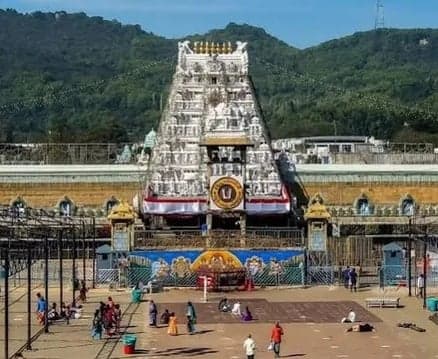 తిరుమలలో సర్వదర్శనానికి 12 గంటలు