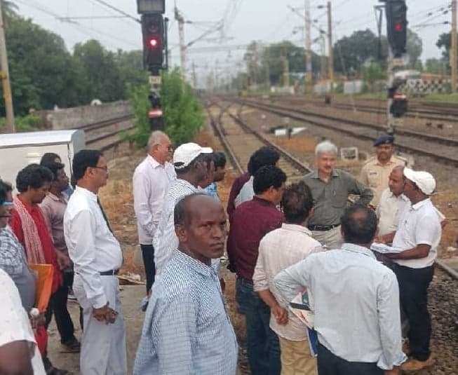 సామర్లకోట పనుల ఆలస్యంపై DRM ఆగ్రహం - Udayam