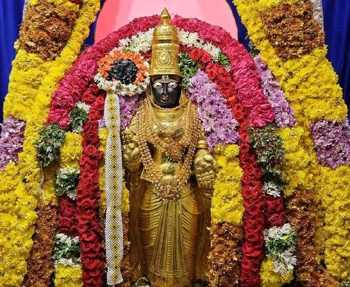 బంగారు చీరలో వాసవీమాత దర్శనం
