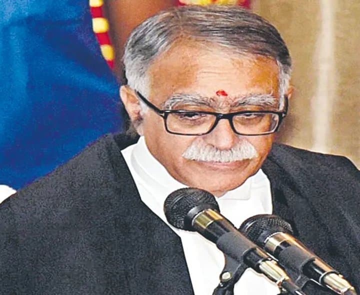 న్యాయమూర్తులు దేవుళ్లు కారు అని సుప్రీంకోర్టు న్యాయమూర్తి అన్నారు