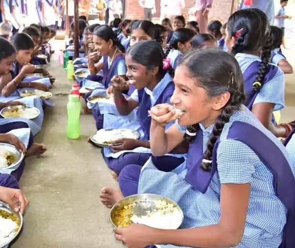 పాఠశాలల్లో అల్పాహారం: పెరిగిన హాజరు