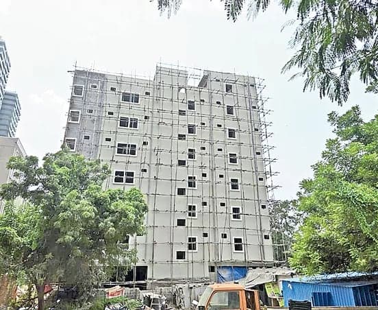 ప్రభుత్వ భూమిలో అక్రమ నిర్మాణాలు.. కలకలం
