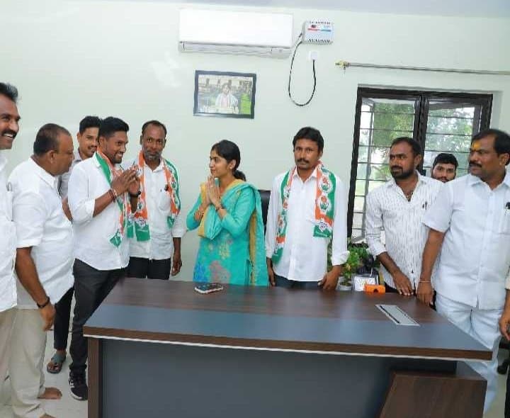 కాంగ్రెస్‌లో చేరిన బీఆర్‌ఎస్‌ నేతలు