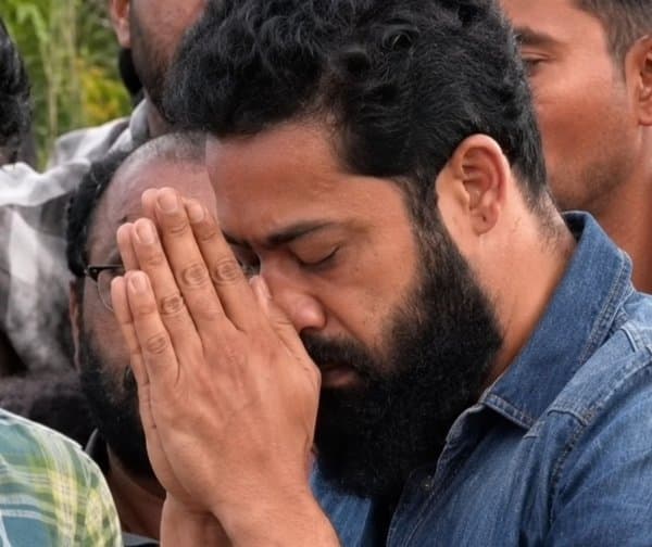 ఎన్టీఆర్‌ ఘాట్‌ వద్ద జూనియర్‌ ఎన్టీఆర్‌ నివాళి - Udayam Digital