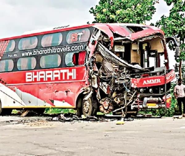 దేవరకద్ర వద్ద వోల్వో బస్సు