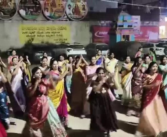 తూప్రాన్‌లో ‘గోవర్ధన గిరులు’ పాటకు డ్యాన్స్‌లు - Udayam