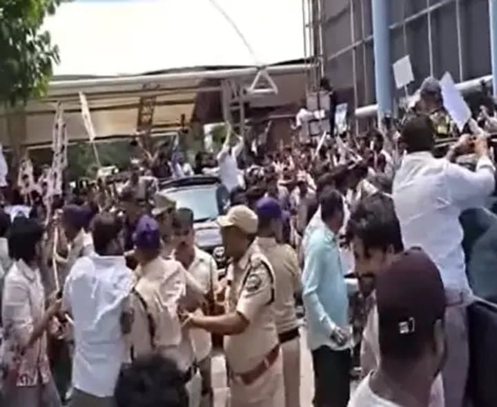 జగన్ పర్యటనలో రద్దీ.. ఎయిర్‌పోర్టు వద్ద ట్రాఫిక్ జామ్